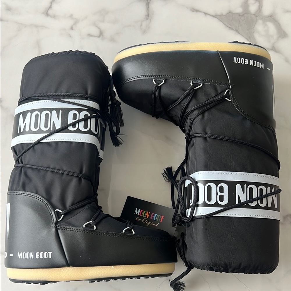 *NWT*Moon Boot Black and White